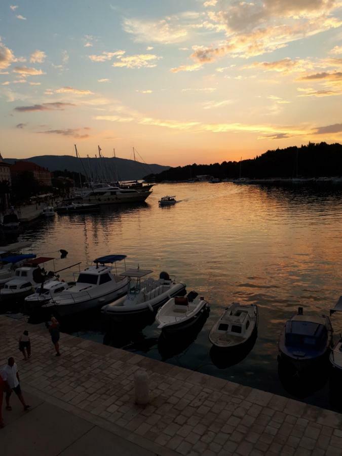 House At The Seafront Apartment Stari Grad  Bagian luar foto